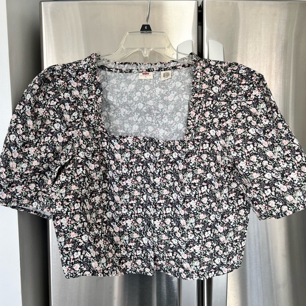 Square neck Levi’s XL crop top 18” shoulder to hem. NWOT